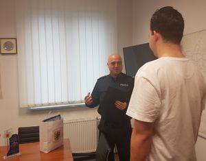 Komendant wręcza list gratulacyjny