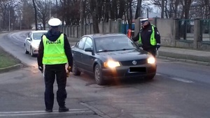 Policjanci kontrolują trzeźwość kierujących