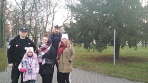Policjanci i wolontariusze w Parku Solankowym