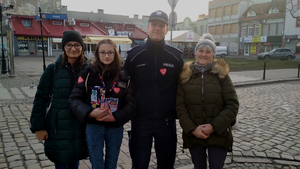 Policjant wraz z wolontariuszkami WOŚP w centrum Inowrocławia