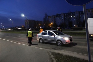 Policjant zatrzymuje kolejnego kierowcę