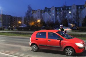 Samochód zatrzymany w miejscu kontroli, trwa sprawdzenie stanu trzeźwości kierowcy