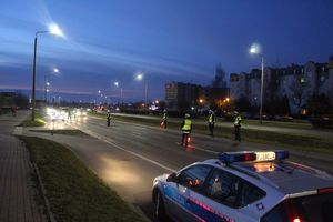 Widok z oddali nadjeżdżających samochodów