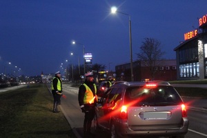 Policjant uświadamia kierowcę o poruszaniu się po drogach