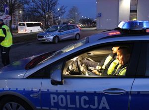 Policjanci wypełniają dokumentację służbową