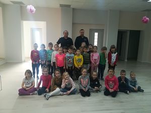 Dzielnicowi wśród grupy dzieci