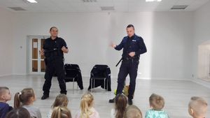 Policjanci omawiają wyposażenie do służby