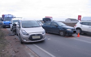 Widok na uszkodzone samochody