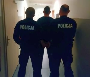 Zatrzymany za narkotyki doprowadzony przez policjantów