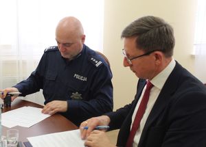 Burmistrz i Komendant podpisują porozumienie