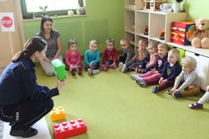 Policjantka uczy kolorów świateł