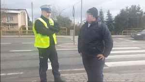 Policjant rozmawia z pieszym