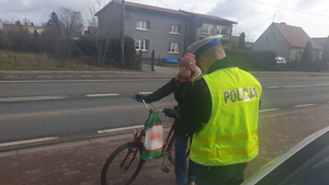 Policjant instruuje rowerzystkę