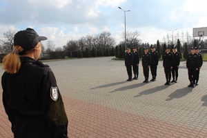 Uczniowie szkoły prezentują się podczas musztry z muzyką