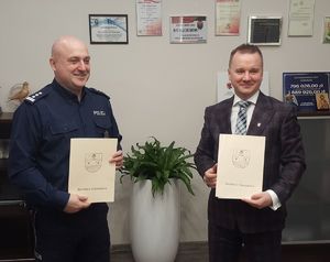 Komendant i Burmistrz prezentują podpisane porozumienie