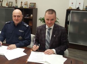 Włodarz Gniewkowa i Komendant podpisują porozumienie
