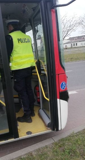 Policjanci kontrolują autobusy