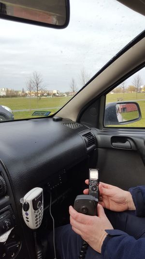 Policjanci apelują przez megafony