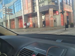 W centrum miasta mieszkańcy w maseczkach