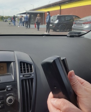System nagłaśniający informuje o obowiązku noszenia maseczek