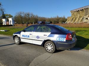 Policjanci podczas patrolu w mieście
