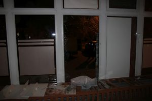 Wybita szyba w salonie