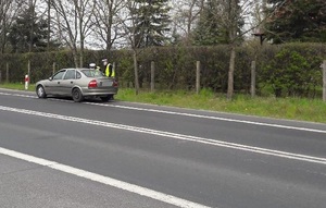 Policjanci kontrolują poijazd