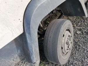 Zły stan opon samochodu