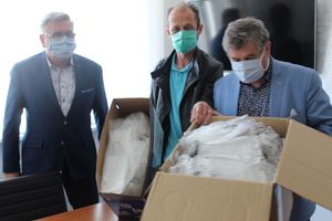 Radni podarowali maseczki Policji