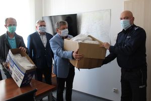 Maseczki odebrał Komendant Powiatowy Policji