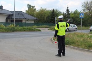 Policjant kontroluje pojazdy