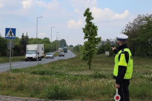 Policjant WRD sprawdza prędkość pojazdów