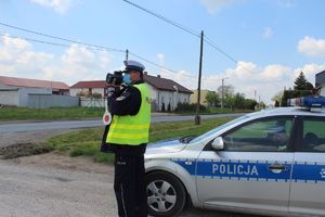 Policjant z miernikiem prędkości