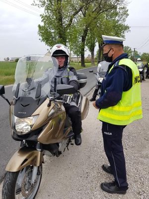 Policjant kontroluje motocyklistę