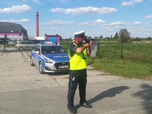 Policjant kontroluje prędkość