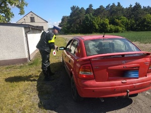 Policjant zatrzymał do kontroli kierowcę