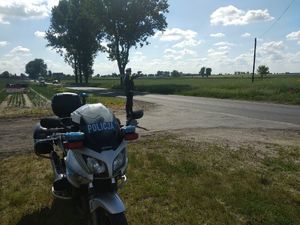 Funkcjonariusz policji prowadzi kontrole kierowców