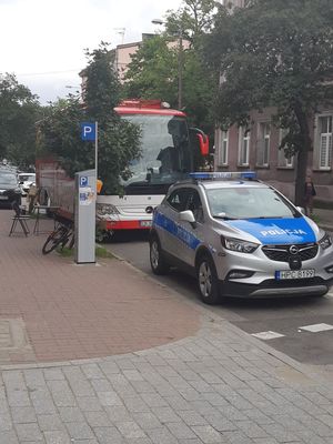 Ambulans zaparkowany przed komendą
