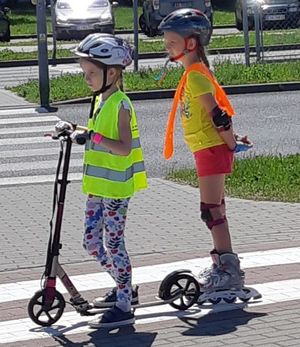 Dzieci na rolkach i hulajnodze
