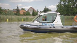 Policjanci na wodzie czuwają