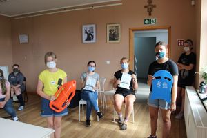 Młodzież odpowiadała na pytania policjantów