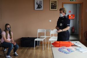 Policjantka omawia zasady wypoczynku nad wodą