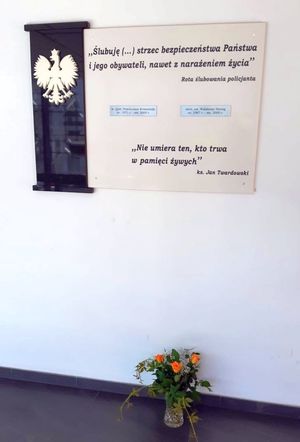 Kwiaty pod tablica pamięci