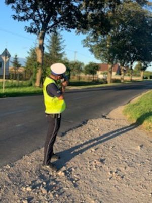 Policjant z miernikiem prędkości