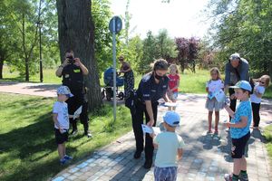 Policjanci i strażnicy wręczali gadżety