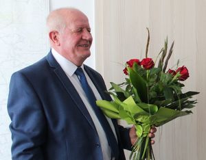 Na zdjęciu Jerzy Wudzki z wiązanką kwiatów