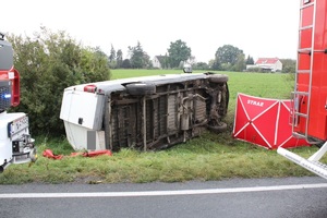 Pojazd marki Citroen Jumper lezy na boku po obu stronach widoczne samochody Straży Pożarnej