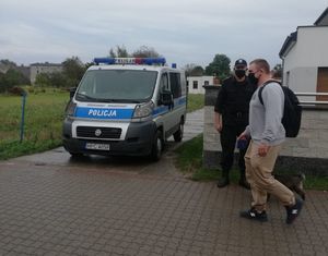 Patrol policji monitoruje czy mieszkańcy noszą maseczki