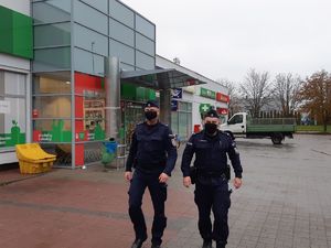 Patrol policji idzie wzdłuż galerii