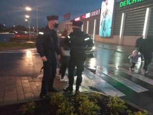 Patrol stoi przed galerią i obserwuje czy wszyscy mają zasłonięte usta i nos